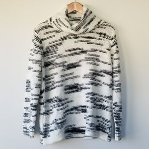 Kensie – Macy’s: NWT Black & white knit turtleneck